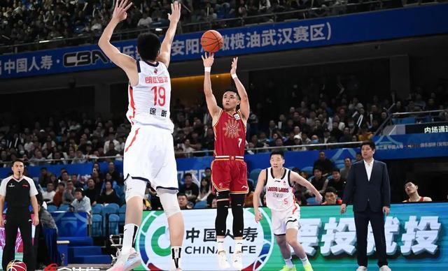 银河娱乐城登录入口-CBA八强夜爆冷？北京赛季三杀广东，上海轻取山东